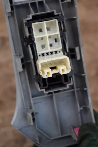 9016440103 Кнопка стеклоподъемника переднего правого Toyota Yaris 2 Арт H568-543-1, вид 2