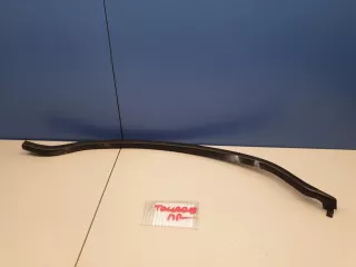 7L6837718 Уплотнитель двери передней правой Volkswagen Touareg 2 Арт ZAP223170