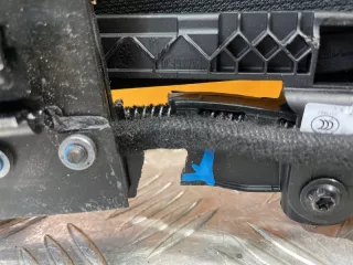 JY32519A02AA Кронштейн панорамной крыши Land Rover Discovery 5 Арт MA114125, вид 8