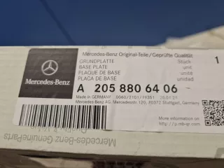 A2058806406 Кронштейн эмблемы решетки радиатора Mercedes C W205 Арт Z330443, вид 2