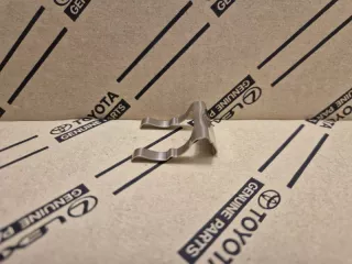 8527275050, 8527275050, 85272-75050 скоба форсунки омывателя фар Lexus ES 7 Арт DN191769, вид 6