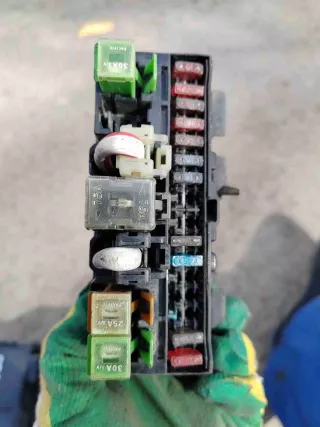  Блок предохранителей (блок реле)   Nissan Almera N15 Арт NAL84, вид 2