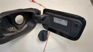 8W0010508M Лючок бензобака черный Audi Q3 2 Арт 20230791, вид 3
