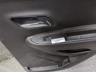 42727090 Обшивка двери задней правой (дверная карта) Chevrolet Trax Арт 20056185, вид 2