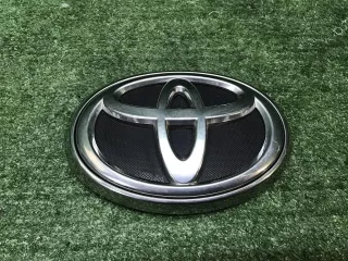 753100K080 Эмблема решетки радиатора  нв Toyota Fortuner 2 Арт 0000007359798