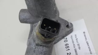 256002E100 Hyundai-Kia Фланец двигателя системы охлаждения Kia Carens 3 Арт E70651217, вид 6