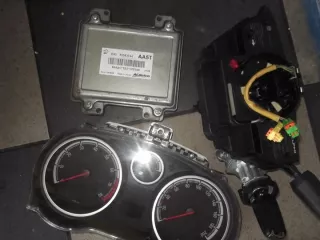  Блок управления двигателем Opel Corsa D Арт e861676, вид 1