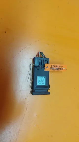 3B0953235C  Кнопка аварийной сигнализации Volkswagen Passat B5 Арт 01016028, вид 1