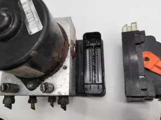  Блок ABS Suzuki Swift 3 Арт e10702372, вид 3