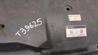 Накладка замка капота Peugeot 508 2013г.  - Фото 2