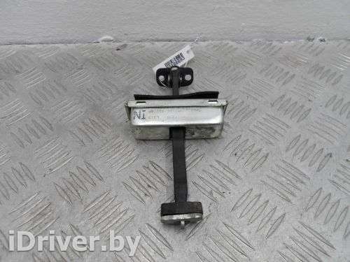 Ограничитель открывания двери Land Rover Discovery 4 2012г.  - Фото 1