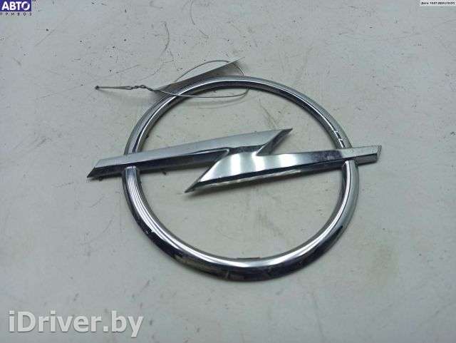 Эмблема Opel Corsa D 2007г. 13187935 - Фото 1