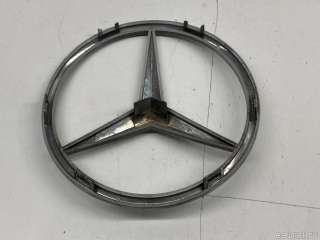 Эмблема Mercedes E W211 2004г. 2158880186 Mercedes Benz - Фото 3