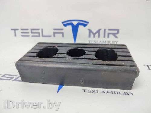 Опора под домкрат (поддомкратная подушка) Tesla model S 2014г. 1009124-00 - Фото 1