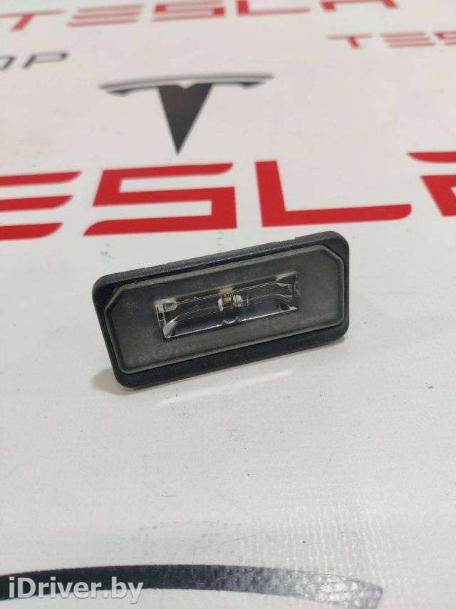 Подсветка номера Tesla model X 2018г. 1034341-00-B - Фото 1