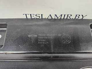 Накладка пластиковая лонжерона заднего в багажнике Tesla model S 2014г. 1009174-00 - Фото 2