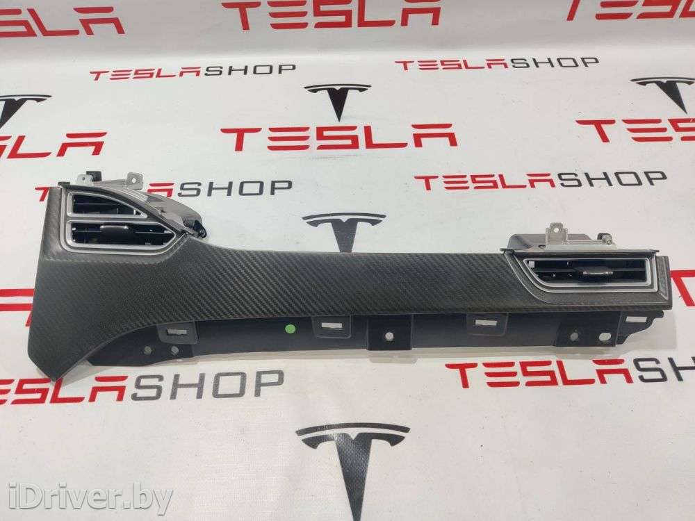 Накладка декоративная на торпедо Tesla model S 2014г. 1004518-04-F,1007821-00-D  - Фото 1