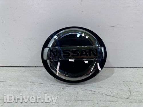 Эмблема решетки радиатора Nissan Qashqai 2 2014г. 628896CA0A - Фото 1