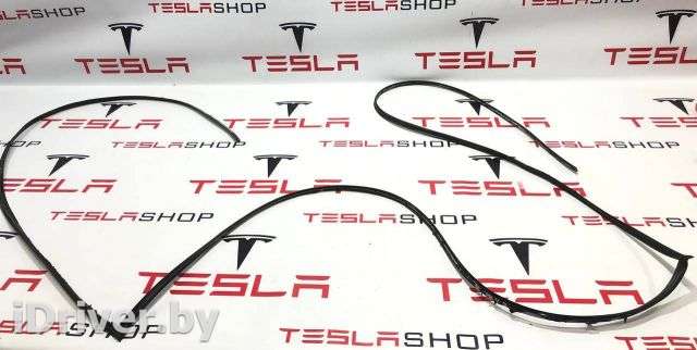 Уплотнитель стекла лобового Tesla model X 2019г. 1106012-00-B,1105964-00-D,1582503-00-E,1810156-00-D - Фото 1