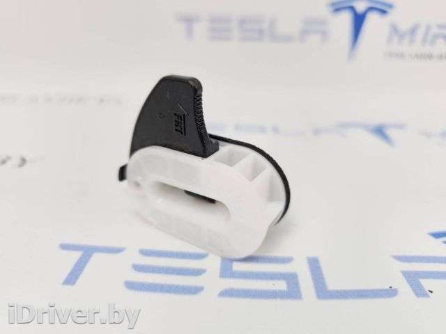 клипса Tesla model 3 2022г. 1099583-00 - Фото 1