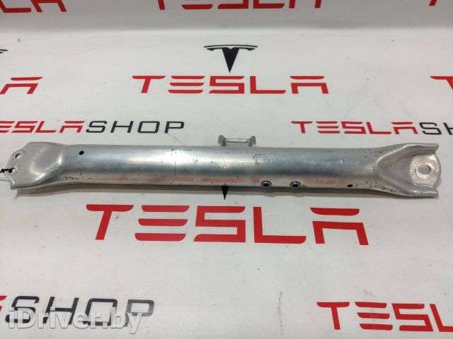 Распорка стоек Tesla model S 2014г. 1003617-00-D - Фото 1