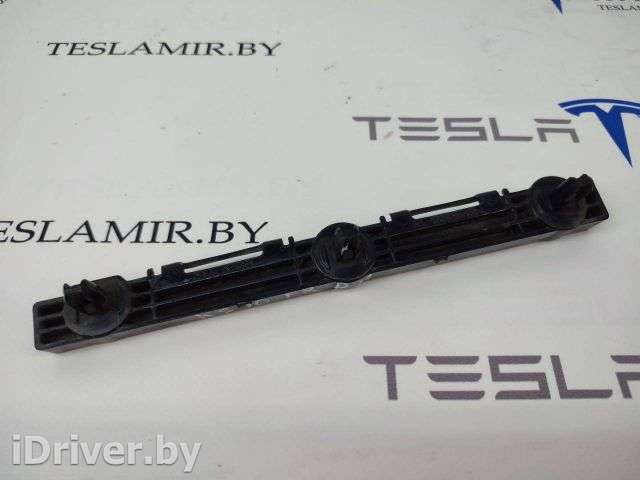 Кронштейн порога передний правый Tesla model S 2014г. 1003693-00 - Фото 1