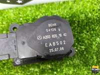Моторчик заслонки печки Mercedes C W203 2005г. A2038201642 - Фото 7