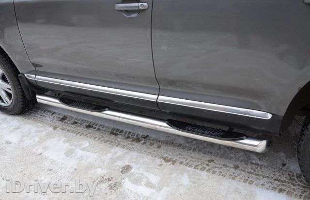 Пороги с накладным листом боковые трубы с накладками для ног Hyundai H1 2 2003г.  - Фото 1